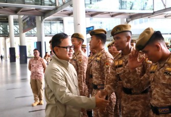 Wakil Menteri Dalam Negeri (Wamendagri) Bima Arya Sugiarto saat memimpin Apel Pelepasan Pemulangan Praja IPDN Gelombang II di Bandara Kualanamu, Kabupaten Deli Serdang, Sumatera Utara, Selasa (3/3/2026)
