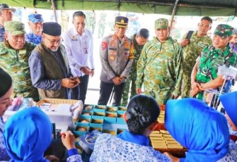 Pj Sekda Luki Zaiman saat Hadiri Bazar Ramadan Kogabwilhan I di Tugu Sirih
