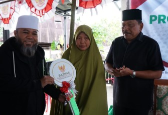 Gubernur Helmi Hasan didampingi Wakil Gubernur Mian menyerahkan kunci rumah layak huni hasil kolaborasi antara Badan Amil Zakat Nasional Provinsi Bengkulu dan Pemerintah Provinsi Bengkulu di Desa Pito, Kabupaten Kepahiang, Kamis (26/2) /Foto : MC 