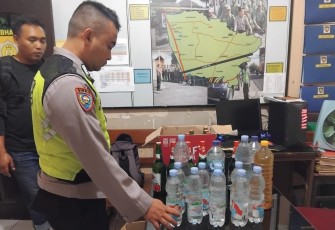 Aparat Polsek Gondangrejo mengamankan puluhan botol miras dari sebuah toko kelontong milik MW (81), di kawasan Bonorejo, Desa Plesungan, Gondangrejo, Karanganyar pada Selasa (17/2/2026) malam.