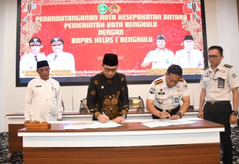 Pemerintah Kota Bengkulu resmi menjalin kerja sama dengan Balai Pemasyarakatan (Bapas) Kelas I Bengkulu melalui penandatanganan Nota Kesepakatan (MoU), di ruang Hidayah I, kantor Walikota, Senin (9/3) /Foto : MC 