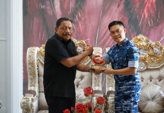 Komandan Lanud Sri Mulyono Herlambang, Kolonel Pnb Zulkifli Arif Purba, saat bertemu Wakil Gubernur Bengkulu, Mian, di Rumah Dinas Wakil Gubernur, Kamis (26/2)