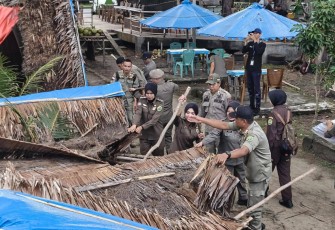 Pemkot Bengkulu Bersihkan Puing Pondok di Pantai Panjang /Foto : MC 