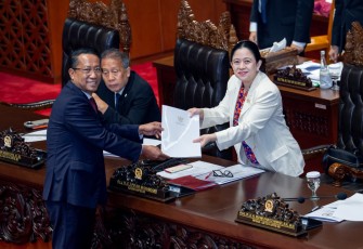 Puan saat Pimpin Pengesahan UU PPRT Serta UU Pelindungan Saksi dan Korban