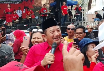 Rober Christanto berorasi dalam momentum Halalbihalal DPC PDI Perjuangan Karanganyar bersama masyarakat di De'Tasikmadu Heritage, Sabtu (28/3/2026).