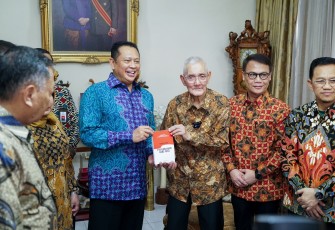 Anggota DPR RI sekaligus Ketua MPR RI ke-15 dan Wakil Ketua Umum Partai Golkar, Bambang Soesatyo saat bersama Try Sutrisno semasa hidup.