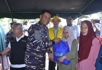 Ratusan Warga Pulau Kodingareng Lompo Antusias Ikuti Bakti Sosial dan Prolasi Kodaeral VI