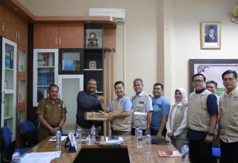 Dirjen Dukcapil Kementerian Dalam Negeri Teguh Setyabudi melaksanakan kunjungan kerja ke Provinsi Aceh dengan agenda jemput bola pelayanan administrasi kependudukan