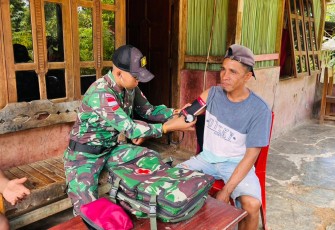 Angota TNI saat melakukan Pelayanan Kesehatan di Lookeu