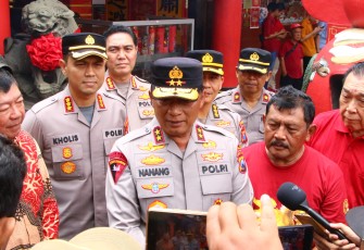 Kapolda Jawa Timur Irjen Pol Nanang Avianto saat mengunjungi Klenteng Eng An Kiong, Selasa (17/02/2026).