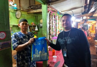 BRI Jakarta Kalimalang Salurkan "Berkah Ramadhan" Bagi Pedagang Pasar Inpres Pondok Bambu