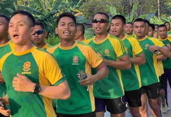 Lari pagi prajurit Satgas Yonarmed 12 Kostrad 