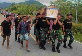 Satgas Yonarmed 12 Kostrad bantu pemakaman warga di perbatasan 