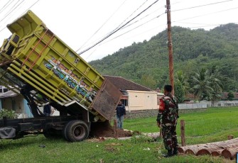 Penurunan material pengerukan KDMP di Desa Purwoasri