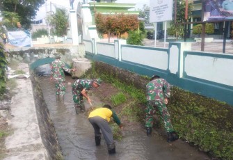 Pembersihan lingkungan di wilayah desa binaan 