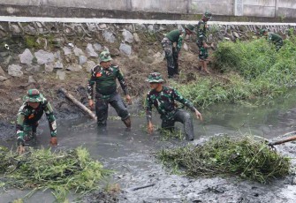 Karya bakti bersihkan sungai Sentong