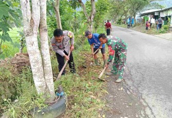 Gotong royong bersihkan lingkungan 