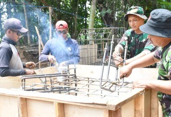Pengerjaan pondasi jembatan gantung perintis di wilayah Ponorogo 