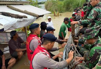 Gerak cepat Brimob PMJ perbaiki tanggul jebol