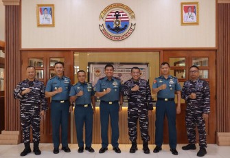 Foto bersama Dankodaeral V bersama Danpusteral beserta jajaran, Senin (26/1)