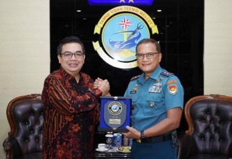 Dankodaeral XIV Laksamana Muda TNI Djatmoko saat menerima cenderamata 