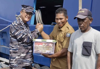 Dankodaeral XIV Laksamana Muda TNI Djatmoko memberikan bantuan sembako, Kamis (29/1)