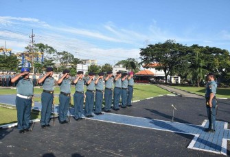 Kadiskomlek Kodaeral V Kolonel Laut (P) Aster Budi Prasetyo saat pimpin apel gabungan di Surabaya, Senin (2/2)