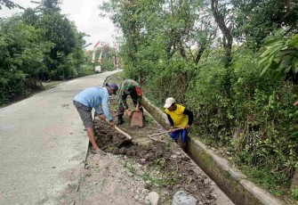 Pembersihan saluran air di wilayah binaan