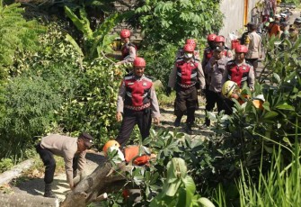 Tanggap bencana anggota Polres Tuban 