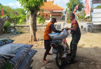 Bantu penyaluran pupuk bersubsidi petani desa binaan 