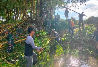Pembersihan lahan lokasi jembatan gantung 