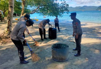 Pembersihan sampah area pantai Mutiara Watulimo, Kabupaten E