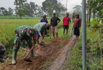 Kerja bakti bersama warga desa binaan 
