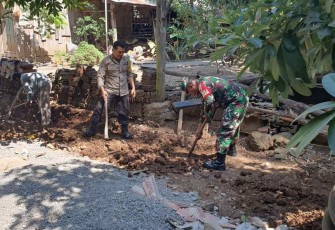 Bangun saluran air bersama warga binaan
