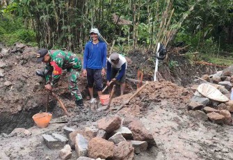 Pembuatan talud bersama masyarakat 
