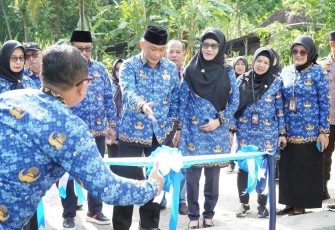 Ketua Umum Dewan Pengurus KORPRI Nasional, Prof Zudan Arif Fakrulloh saat meresmikan program peduli Korpri di Bantul, Yogyakarta, Minggu (8/2)