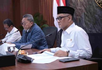Menhaj Mochamad Irfan Yusuf memberikan pemaparan dalam rakortas di Kemenko Pangan, Jakarta, Senin (9/2)