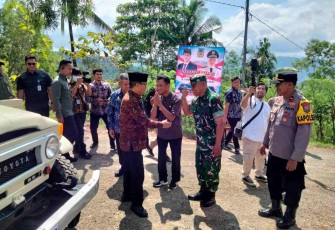 Danramil 0801/03 Arjosari Lettu Cke Misrum saat menyambut Mendes Yandri di wilayah binaannya, Kamis (12/2)