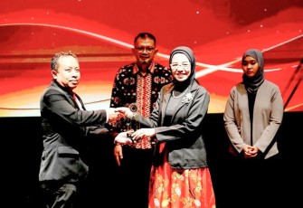 Kepala Biro Hukum dan Humas BGN, Khairul Hidayati saat menerima penghargaan PRIA 2026 di Yogyakarta, Jum'at (13/2)