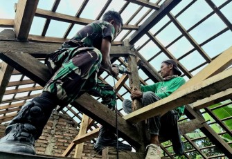 Gotong royong bangun rumah warga desa terdampak gempa