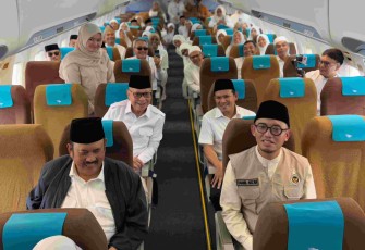 Wamenhaj Dahnil Anzar Simanjuntak berada di pesawat hibah Garuda di Aceh, Minggu (15/2)