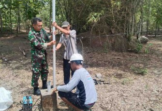 Gotong royong pasang lampu jalan di wilayah desa binaan 
