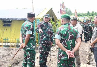 Danrem 081/DSJ Kolonel Arm Untoro Hariyanto memberikan arahan di lokasi Yon TP 886/PJ, Senin (16/2)