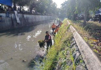 Pembersihan sungai Setia Budi Kota Madiun 