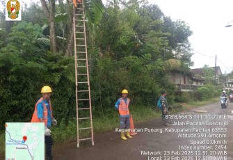 Pembersihan jalur jaringan PLN di wilayah desa binaan 