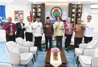 Mendes PDT Yandri Susanto foto bersama delegasi World Bank di Jakarta, Senin (23/2)