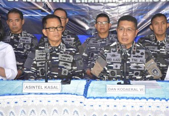 Dankodaeral VI Laksamana Muda TNI Andi Abdul Aziz saat konferensi pers di Makassar, Rabu (25/2)