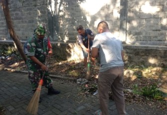 Gotong royong bersihkan lingkungan bersama warga desa binaan 