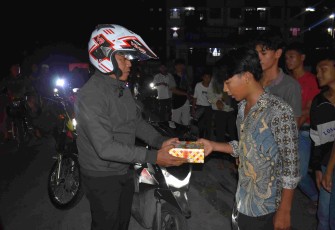 Danrem 023/KS Kolonel Inf Iwan Budiarso memberikan paket sahur 