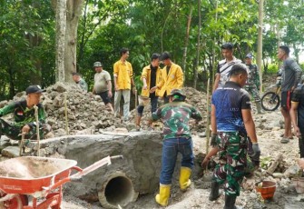 Kemanunggalan TNI-Rakyat (Gotong Royong prajurit TNI bersama Masyarakat membangun plat duiker)